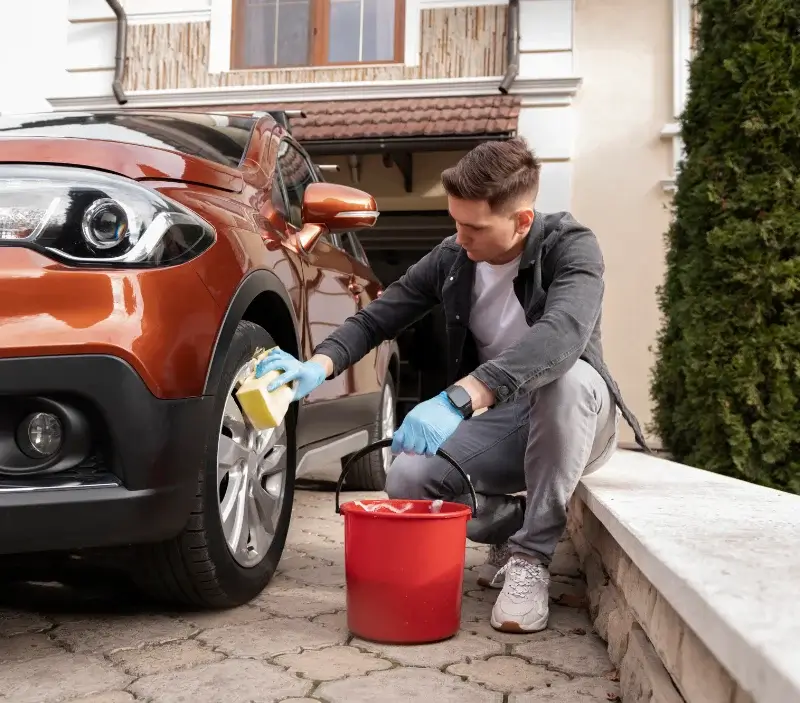 Lavage auto à domicile Le Lorey : professionnel intervenant sur un véhicule